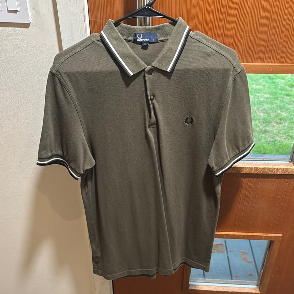 Fred Perry Green Polo Shirt with Classic Collar and Trim